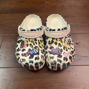 KIDS CROCS
SIZE- GIRLS 2